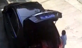 视觉盲区玩耍 女童被卷车底