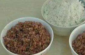 不施肥不打药 袁隆平用海水种出红色水稻