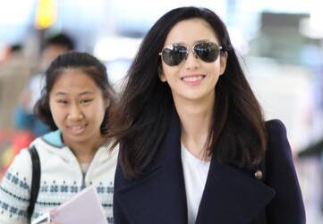 佟丽娅偶遇“虹桥一姐” 面带微笑暖心签名