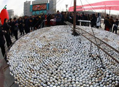 “万人金蛋宴”亮相新疆且末