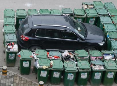 合肥车主乱停车 环卫大爷摆“垃圾桶阵”围堵