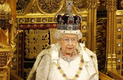 好险!英女王凌晨3点花园遛弯 险遭皇家警卫枪击