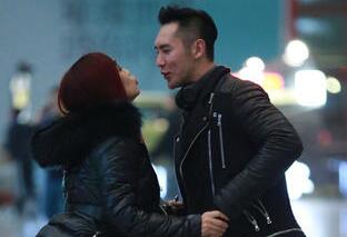 超级会玩！钟丽缇张伦硕机场上演“鹊桥相会”