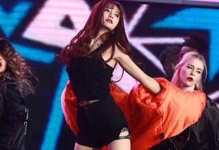 沈梦辰穿低胸超短裙热舞 画面有些太香艳