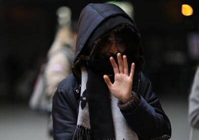 郑爽“失踪”多日终现身 见拍照忙捂脸不愿出镜