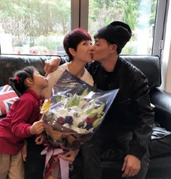 简单幸福就好！蔡少芬晒与张晋甜蜜照庆结婚九周年