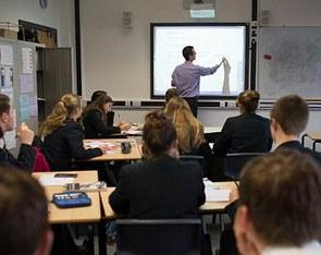 移民引学生数量激增 英国学校开启“大班授课”