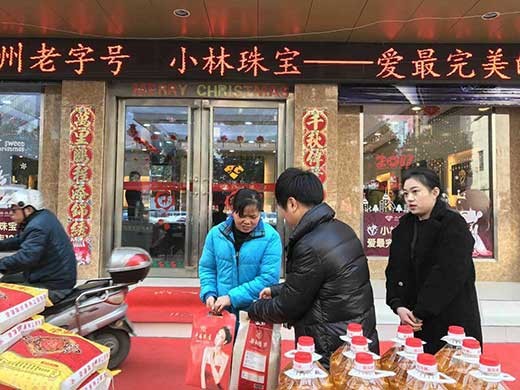 爱心企业家走访慰问贫困家庭