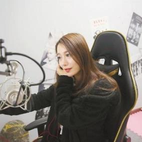 当红女主播讲幕后故事：直播就是女神经和女神的切换