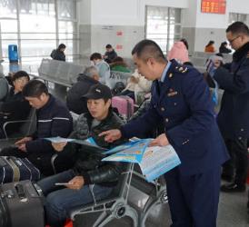 鄂州市工商局打击传销宣传进火车站