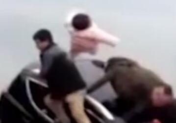 惊险！汽车落水将沉 大人将孩子抛向空中