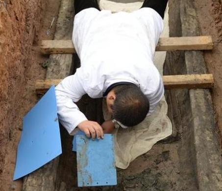 成都一楼盘工地发现60座战国船棺墓