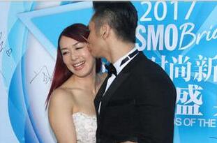 钟丽缇张伦硕出席活动 甜蜜热吻狂秀恩爱