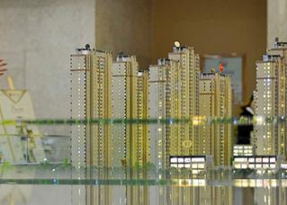 抢房大战又上演：购房者连夜排队，人群熙熙攘攘