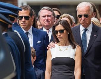 拜登次子与守寡嫂子相恋 父母:给予最大支持