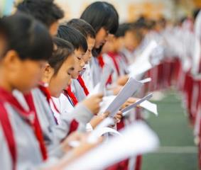 海口千名学生每天诵读国学经典 集体打跆拳道