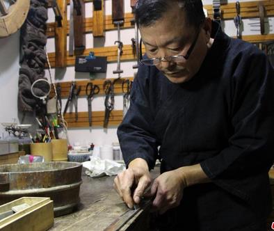 河北“古兵神医” 修复近500把古刀剑