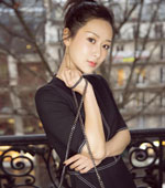 杨紫受邀看秀 柳叶眉大气温柔