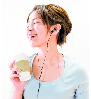 路上戴耳塞听歌 不知不觉耳朵“老了”