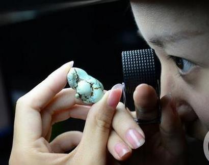 珍藏古董现原形 价值不菲的玉器竟是玻璃做的