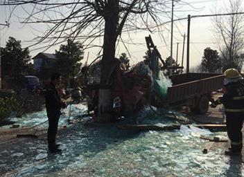 货车避让三轮车撞树司机被困 鄂州消防破拆营救