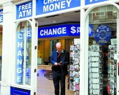 出国留学易踩“雷区”   需提前了解国外金融政策