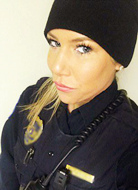 美国一女警花业余时间变美妆博主引网友追捧