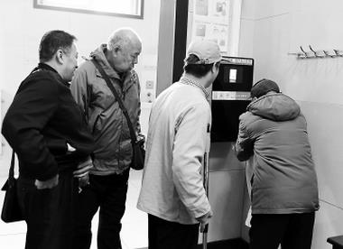天坛公园启用“人脸识别厕纸机” 用纸量锐减
