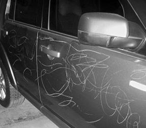 家长圈流行手机管控引争议，孩子划坏爹百万豪车