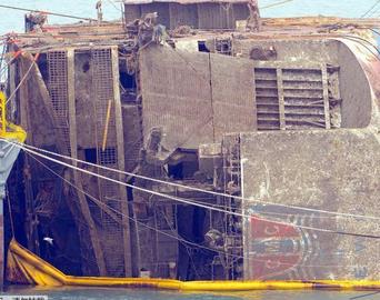 韩&ldquo;世越&rdquo;号沉船被抬至半潜船 打捞基本成功