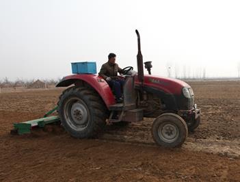 山东平邑：“铁牛”奋蹄闹春耕