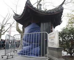 西湖“断桥残雪”碑无故被泼红漆 专家连夜修复