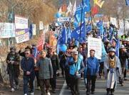 韩星州民众与警方对峙 阻拦&ldquo;萨德&rdquo;施工用车入场