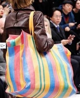 时尚圈的审美真是不懂 这不是春运麻袋吗