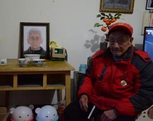 四川95岁抗战女兵去世 98岁老伴痛埋纪念章