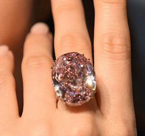 “粉红之星”以5.53亿港元成交 破全球钻石拍卖纪录