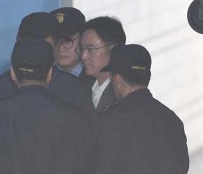 三星太子首次出庭受审 独检组与三星高管悉数到场