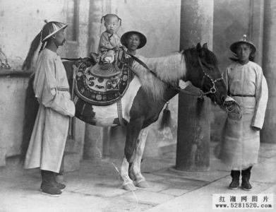 老照片揭清宫趣事:溥仪当大马 慈禧拍照爱折腾
