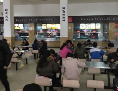 厉害了！校园食堂后厨开直播 都播些啥？