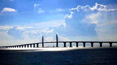 港珠澳大桥珠海连接线拱北隧道全线贯通