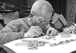 71岁老钟表匠守候老手艺57年 只收“人情价”