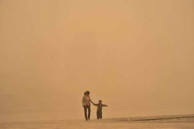 西北华北大范围沙尘持续 江南明天降雨增强