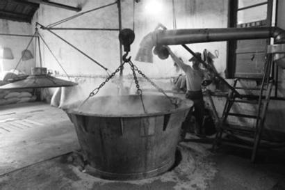 加水不浊是假酒?中食协:有些高档白酒加水也不浊变