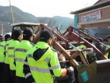 韩国民众再次阻拦&ldquo;萨德&rdquo;部署地施工车辆