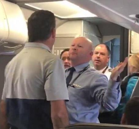 美航再爆丑闻 职员暴力抢女子婴儿车引公愤