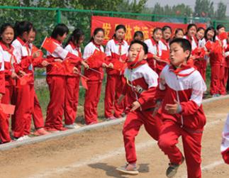 山东平邑：山里娃乐享山村校园春运会