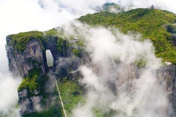 湖南张家界：云卷云舒山色美