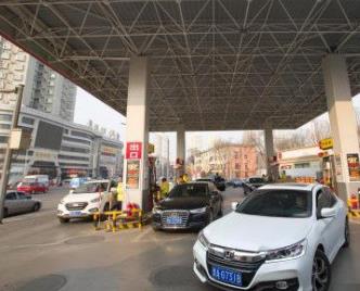 油价今晚调价或创年内最大跌幅 车主可等明天再加油