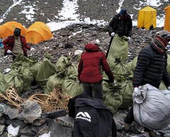 珠峰北坡启动“清洁行动”