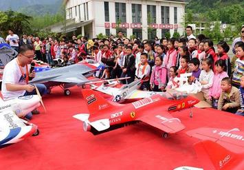 四川绵竹：感知&ldquo;飞行&rdquo;在校园